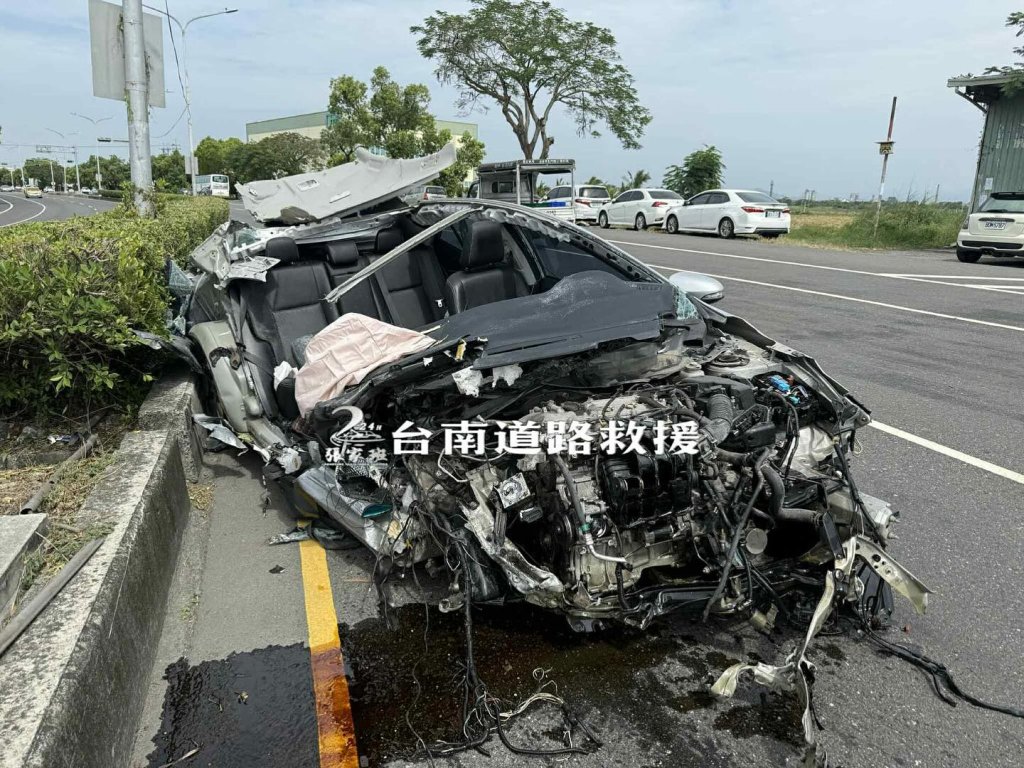 台南驚險車禍！自小客「車頭撞爛」車頂消沒　駕駛受傷送醫