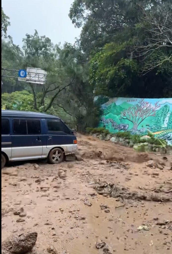 陽明山驚險瞬間！菁山路土石流爆發　廂型車遭泥流沖走2人幸運脫險