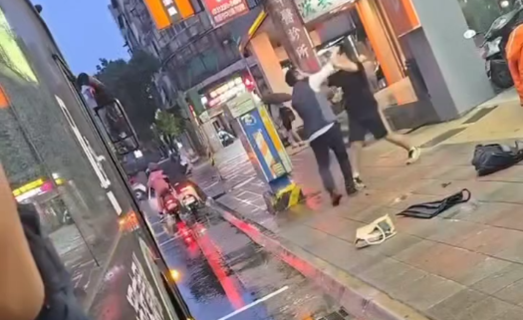影／抓逃票爆糾紛！司機跟學生大街上互嗆　演出全武行互毆臉噴血