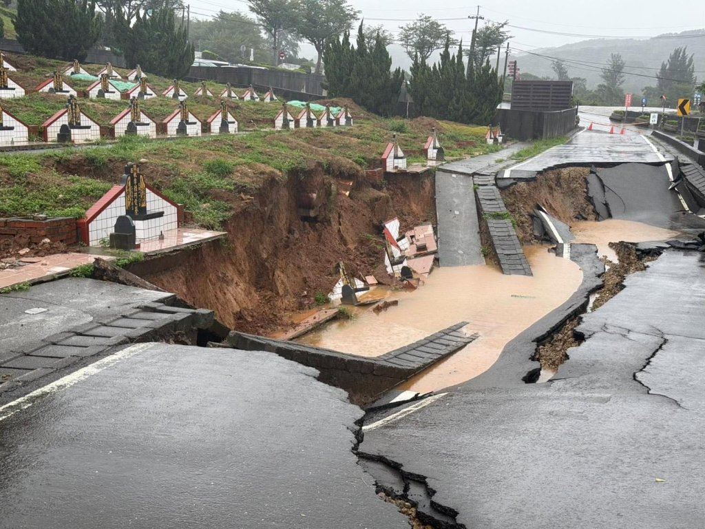 豪雨沖垮墓園！桃園蘆竹生命紀念園區坍方　5門墓座毀損、棺材外露