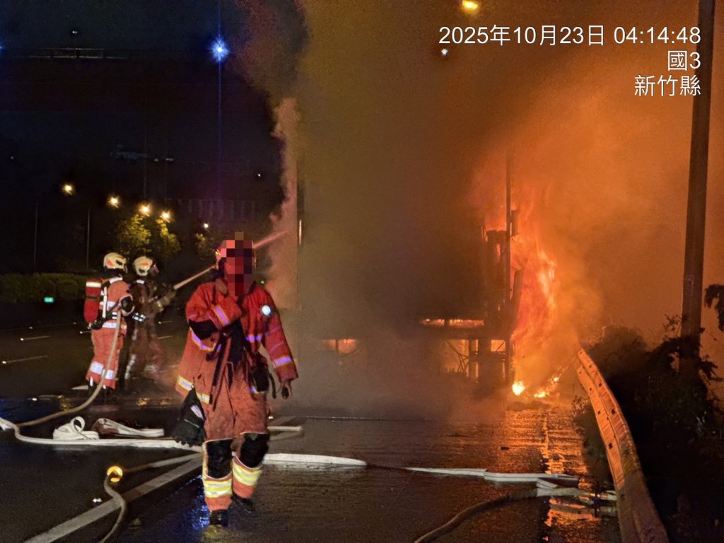 國道3號新竹路段火燒車！　大貨車爆胎起火駕駛頭部受傷