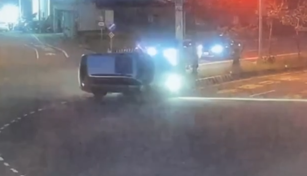 撞擊畫面曝光！　通霄休旅車自撞分隔島側翻