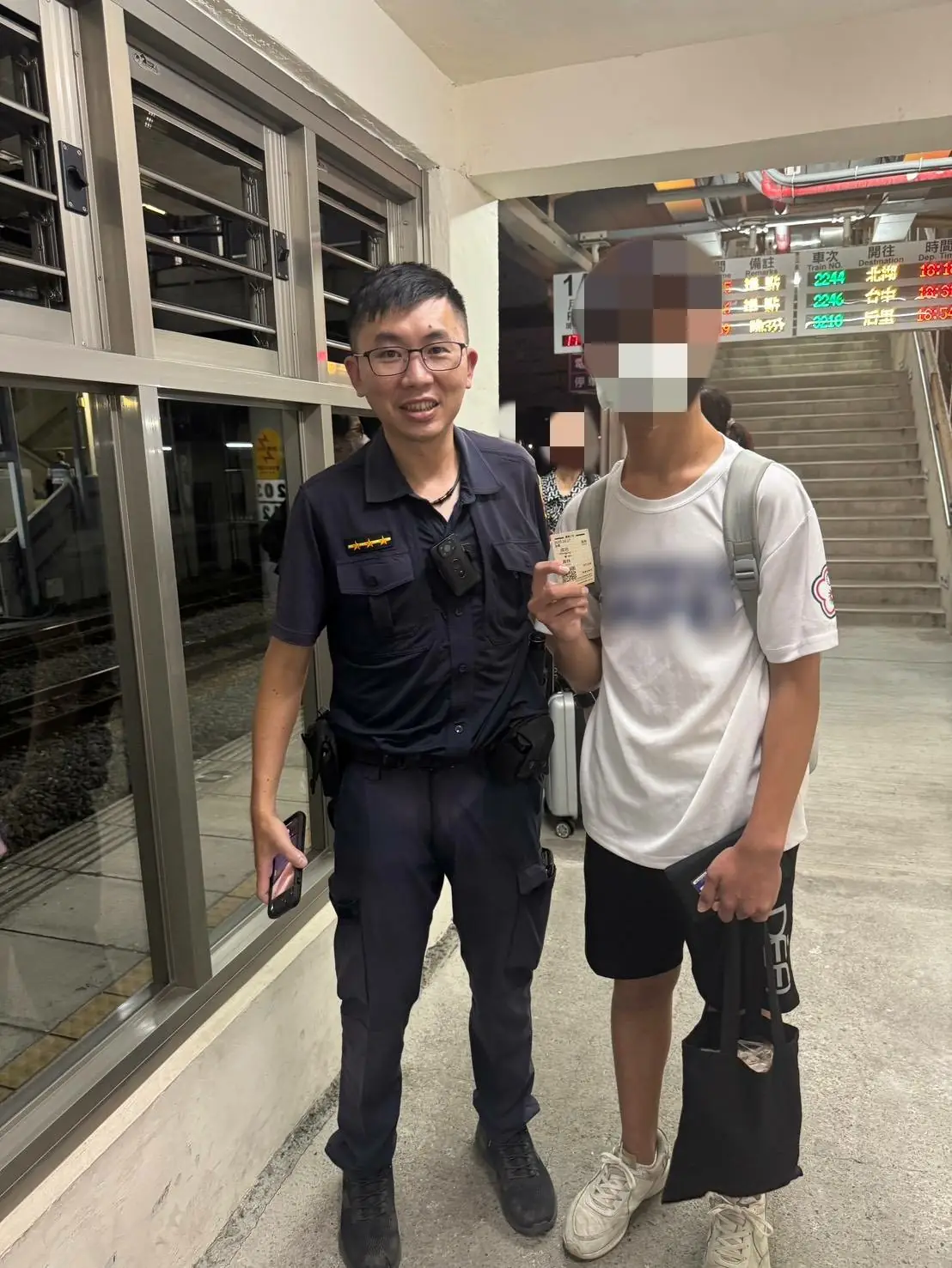 紙筆傳溫情  暖警自掏腰包買車票助聽障高中生平安返家
