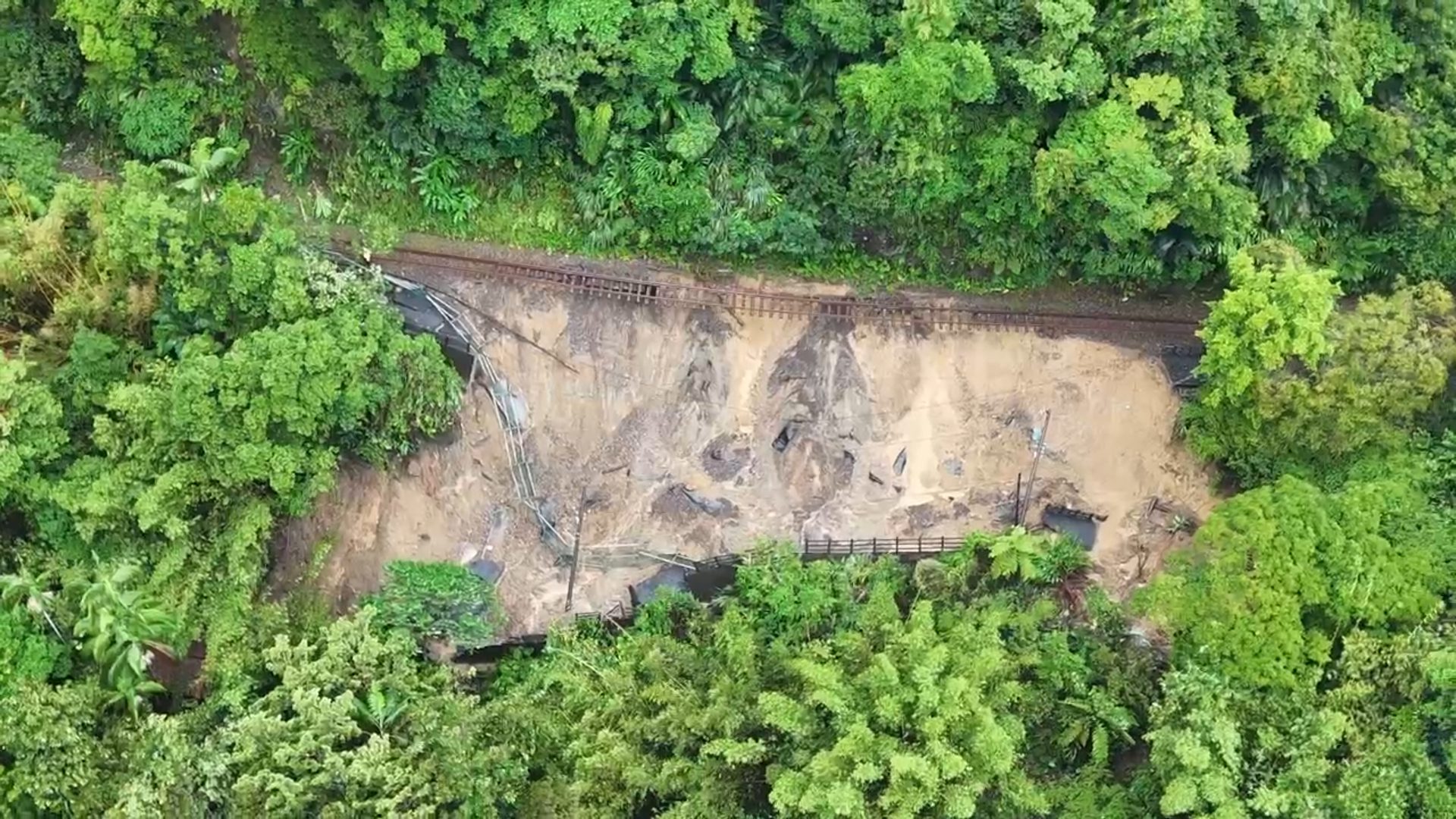 影音/豪雨狂炸平溪線嶺腳車站鐵軌附近路基淘空 平溪線暫停營運