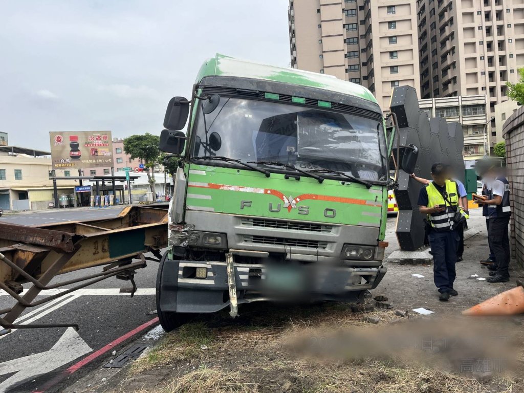 驚險一撞！半聯結車擦撞分隔島　小港警火速排除恢復暢通