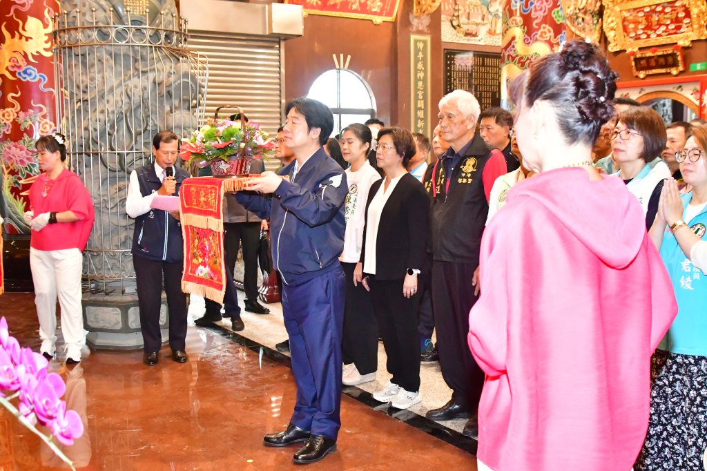 賴清德伸港福安宮參香 祈求國泰民安