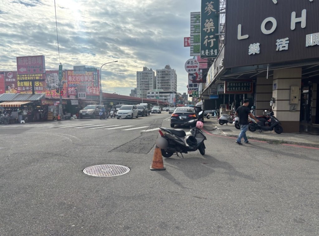 沒察覺撞到人?砂石車疑視線死角撞機車　女騎士被撞飛多處擦傷送醫