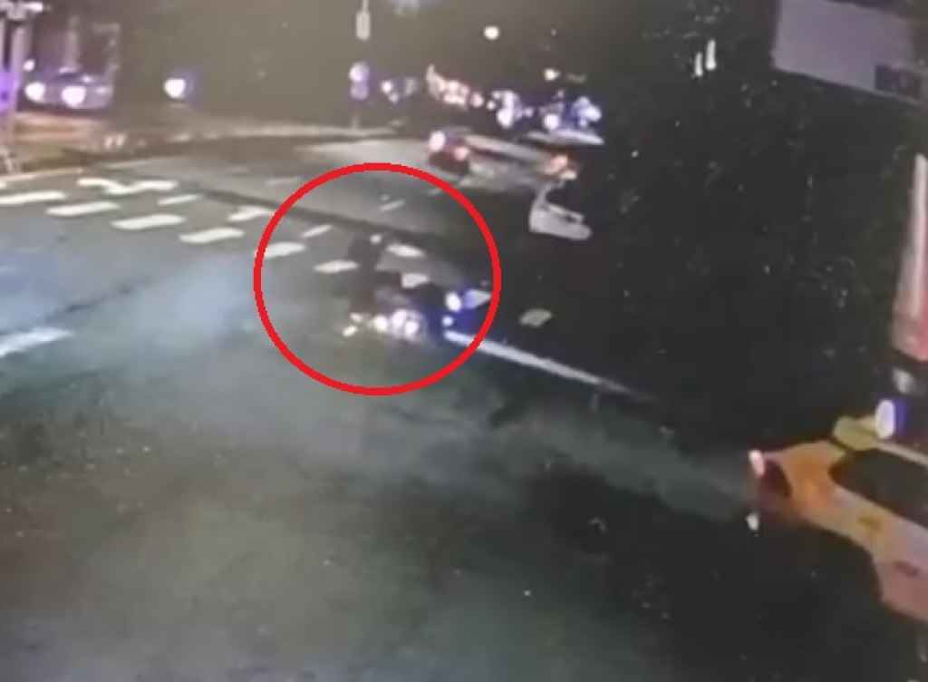 撞擊畫面曝光！　台中機車騎士闖紅燈自撞路邊停車受傷