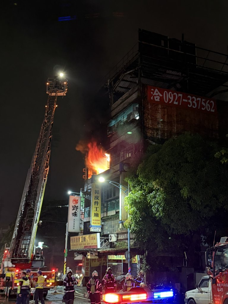 暗夜大火！桃園龜山5層樓民宅火警火光竄出　消防隊員救出4人