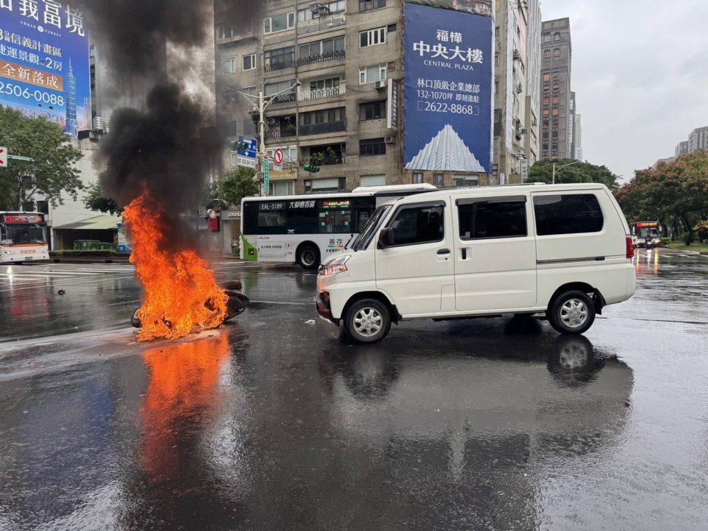 火燒車畫面曝光！台北街頭廂型車機車相撞　機車起火女騎士受傷