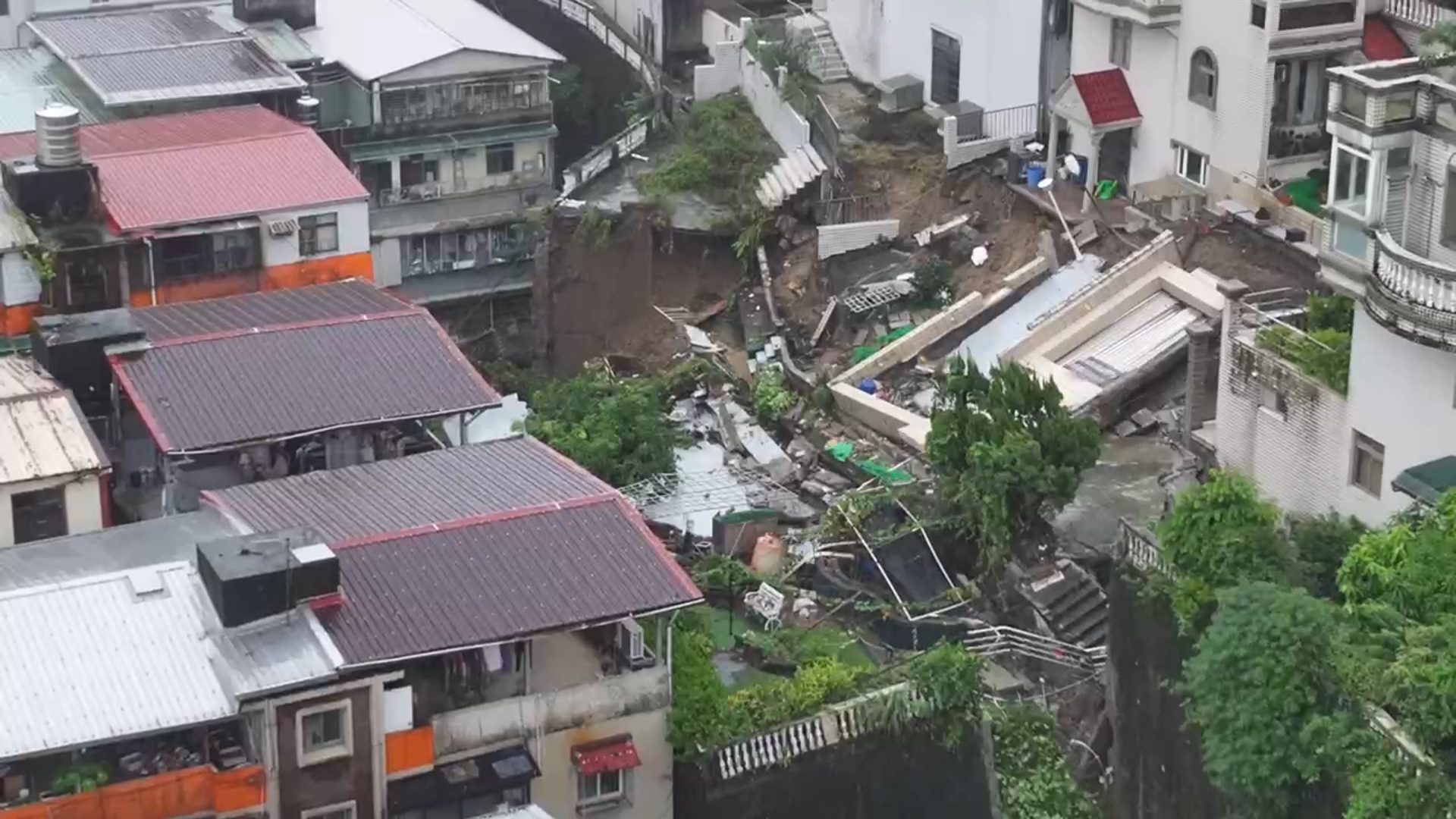 影音/不敵豪雨 新北新店社區擋土牆坍塌急撤108人