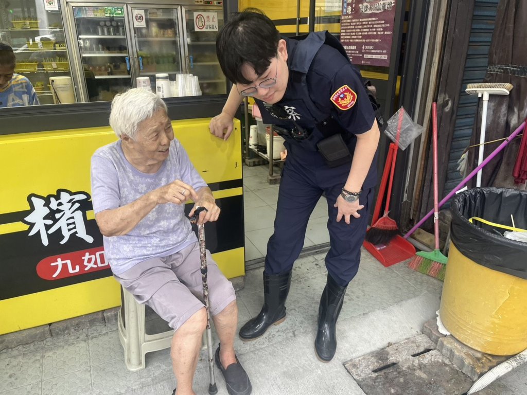 高雄九旬嬤烈陽下迷路！拐杖貼電話救一命　警秒Call兒子護送