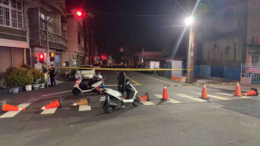 影/高雄驚險一瞬！貨車勾線扯倒電桿 砸中自車 附近一度停電