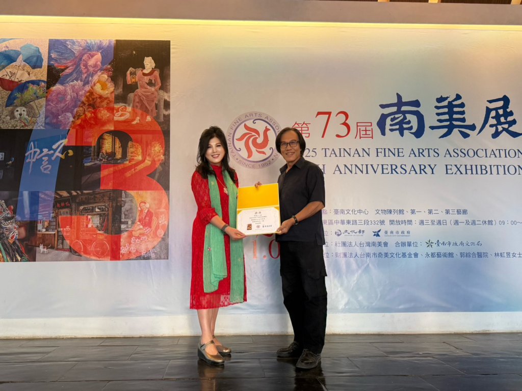 膠彩畫也能有溫度!藝術家廖庭玉參展「南美展」 用金箔畫出家的愛與記憶