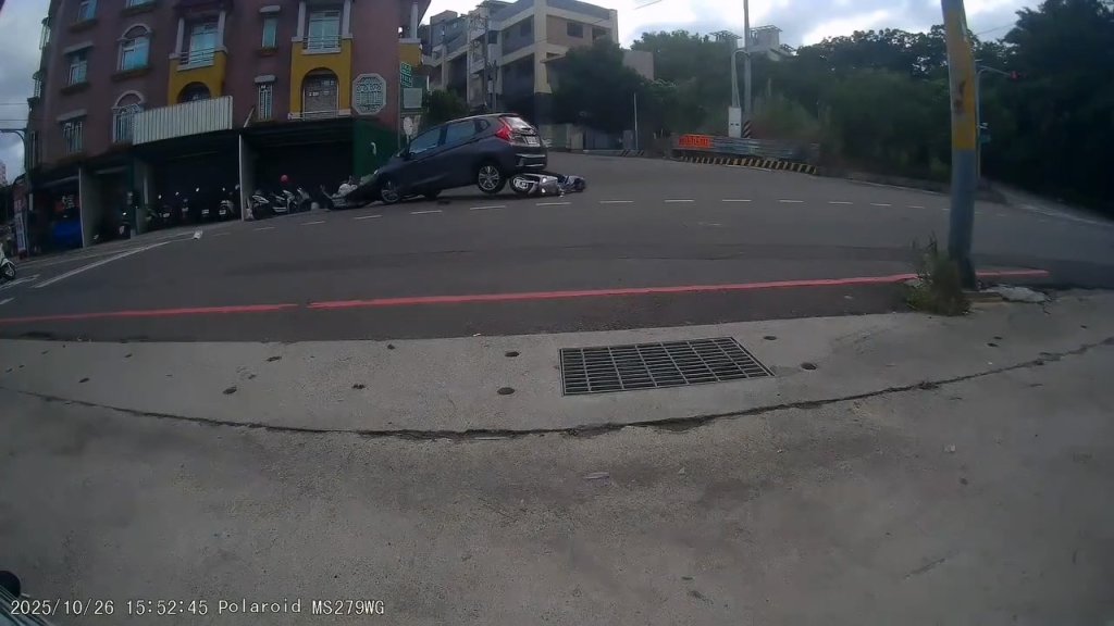 影／女駕駛倒車輾過騎士！一度停下又踩油門「拖行10公尺」才停下　目擊民眾：三寶無處不在