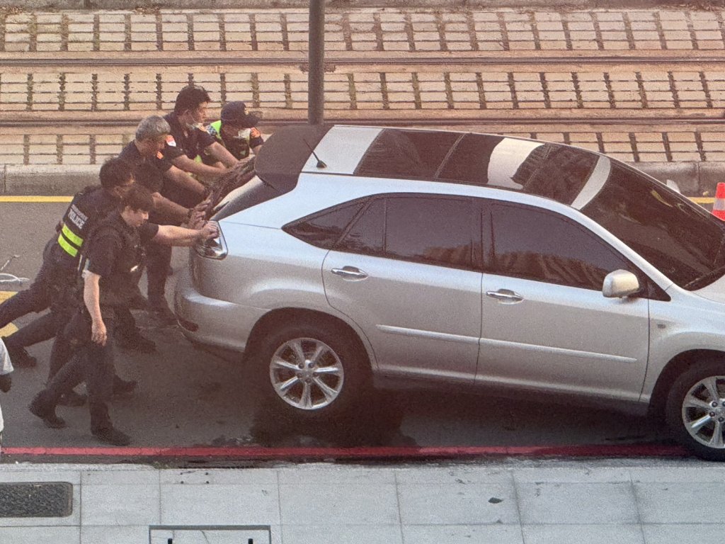 左轉一撞！高雄輕軌號誌被擊落　大批員警幫忙推車