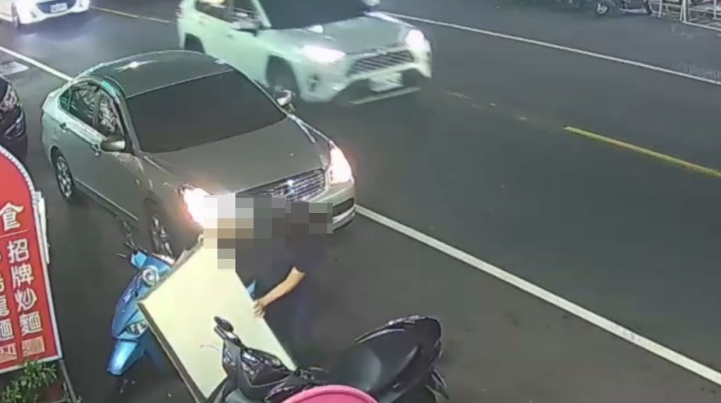 起步沒注意ㄎㄧㄤ倒機車!台中女駕駛「以為沒事」開走 結果罰單、吊照全來了