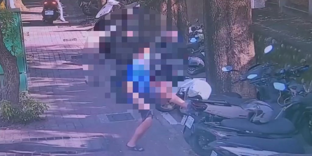 氣什麼？高雄楠梓男情緒爆走！用腳踹又徒手連推20台機車倒成骨牌　