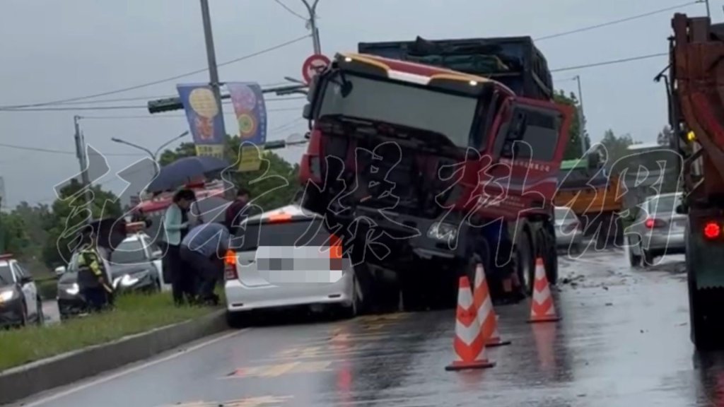 快訊/台9線嚴重事故!自小客車頭遭聯結車「壓扁」警消搶救中