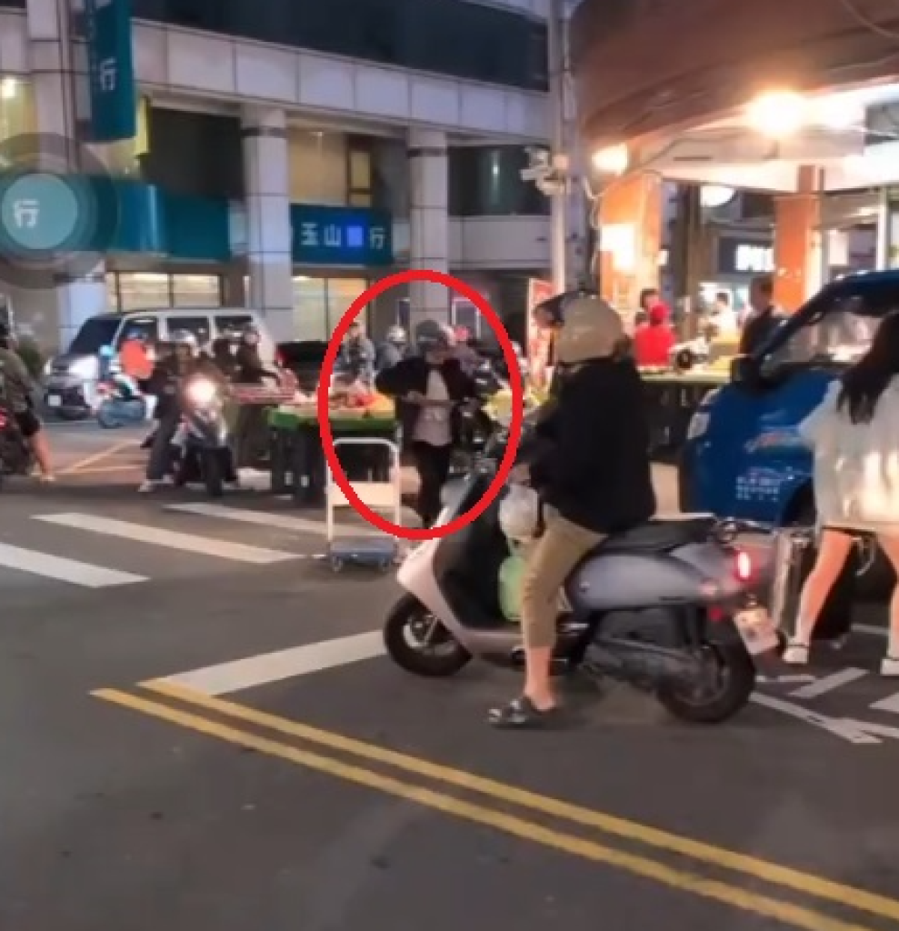 竹南街頭勸違停引發互毆！　1男亮刀警追緝中