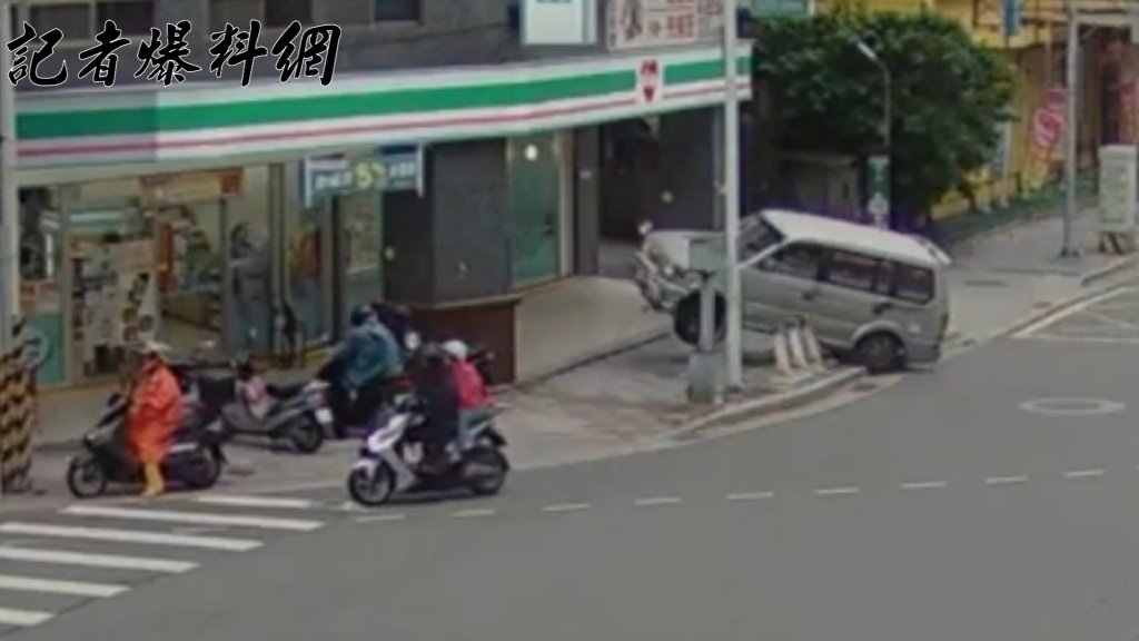 大門被撞爛!蘆洲男開客貨車越過YouBike站點直衝超商
