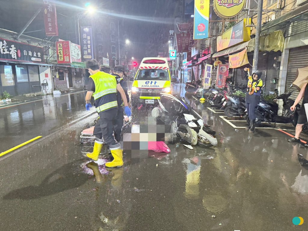 三峽男騎士雨夜直行擊墜巷弄竄出7旬翁 犁田慘摔還被查出無照駕駛