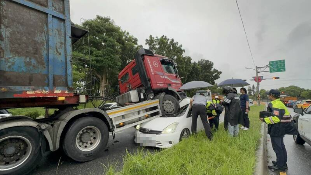 花蓮台9線砂石車衝撞分隔島 逆向跨越車道壓毀2車