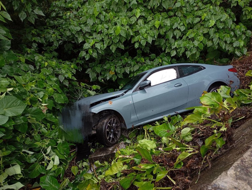 北投BMW男彎道失控翻落邊坡 幸運脫困無傷仍苦笑:怕被朋友笑技術太差