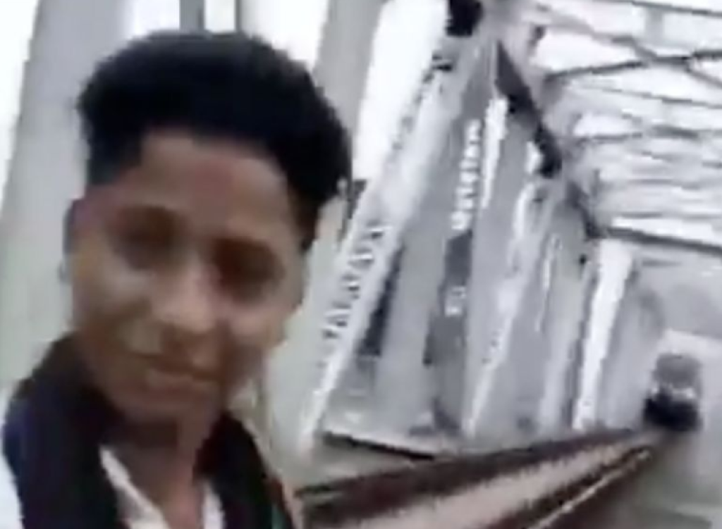 影/鐵軌旁自拍出事!印度15歲少年遭火車撞飛身亡 事發影片網路瘋傳