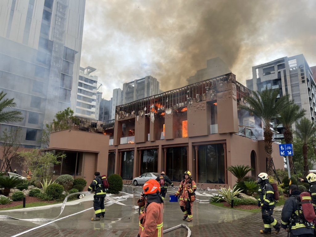 新店樣品屋冒出火煙！-　工作人員急逃生