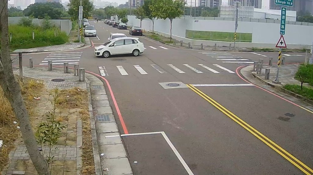 影/白車與白車在路口「不期而遇」 相撞現場慘「車殼車牌飛散」