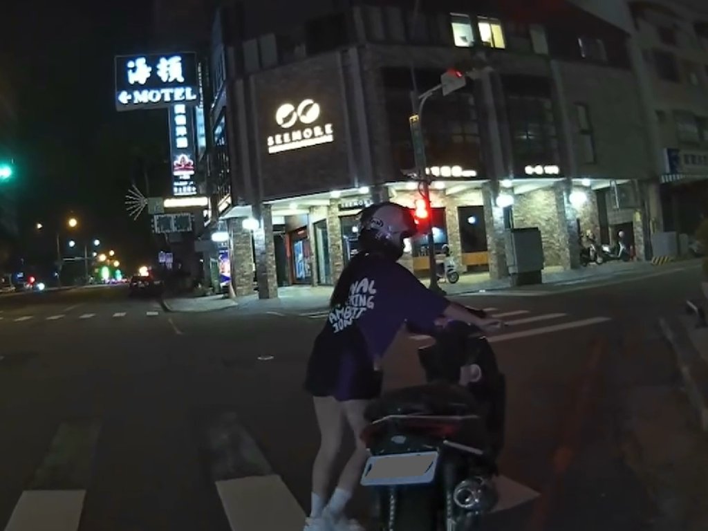 囂張妹騎噪音車被逮 車廂藏「抓不到我」牌套