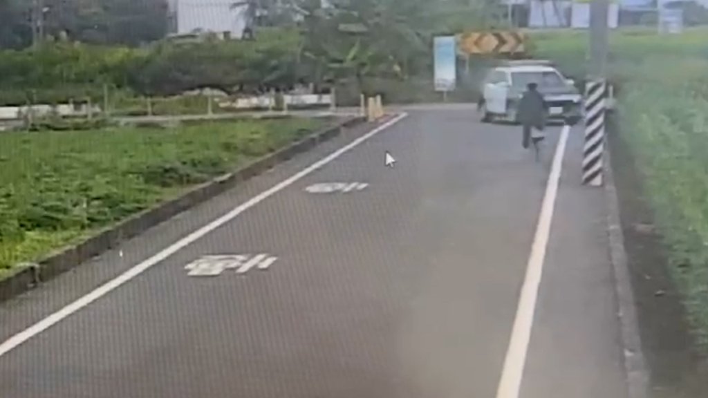 影/台南善化警駕車衝農地!單車騎士嚇壞 分局說話了