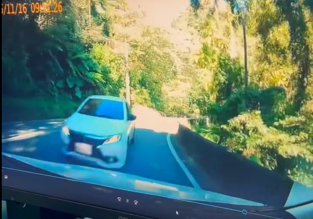 影／Lancer山路過彎衝對向！神A慘被迎面撞三角架斷　駕駛嘆：全損準備報廢