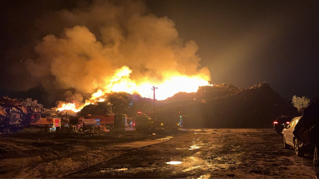 快訊／台南白河垃圾場大火！易燃物多「擴大燃燒」　消防射水搶救中