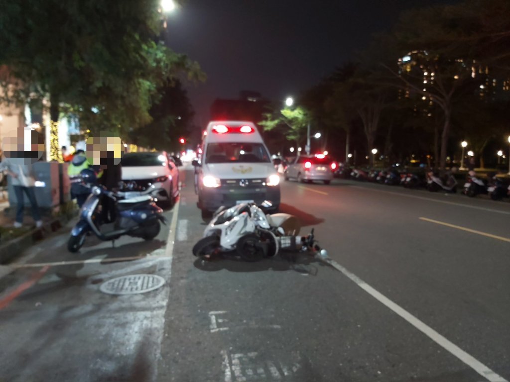 高雄突現「橫越騎士」！重機男急閃自摔　雙雙受傷還爆口角