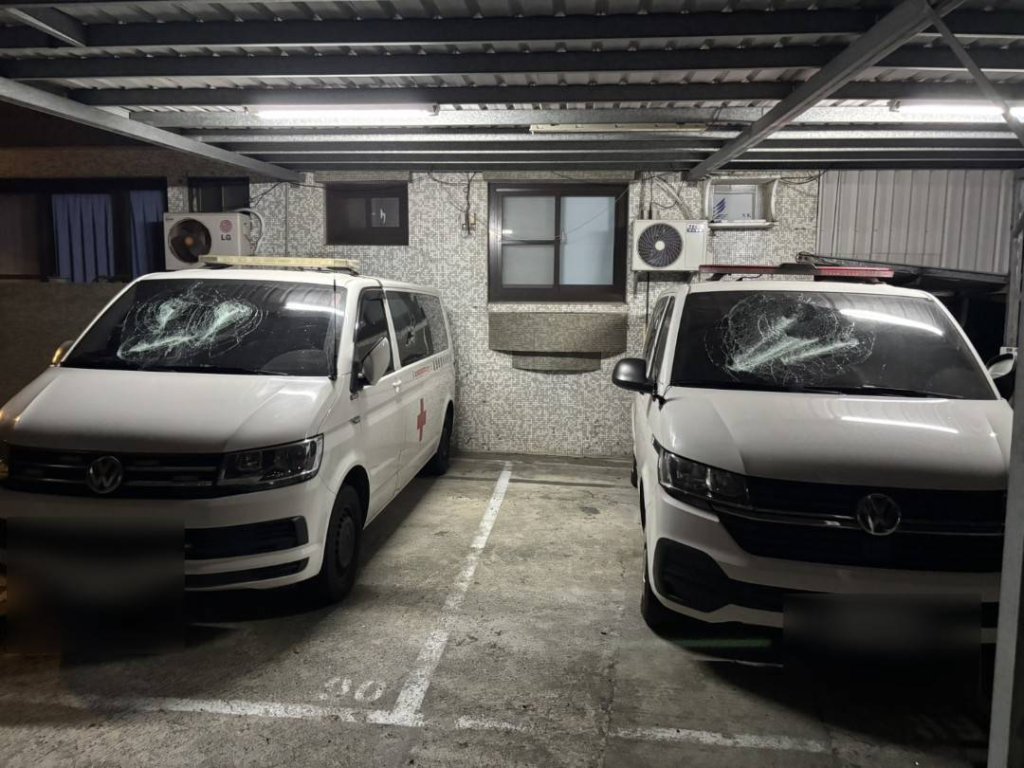 恆春旅遊醫院救護車遭砸！雙煞持球棒闖院內狂敲　警方已鎖定犯嫌