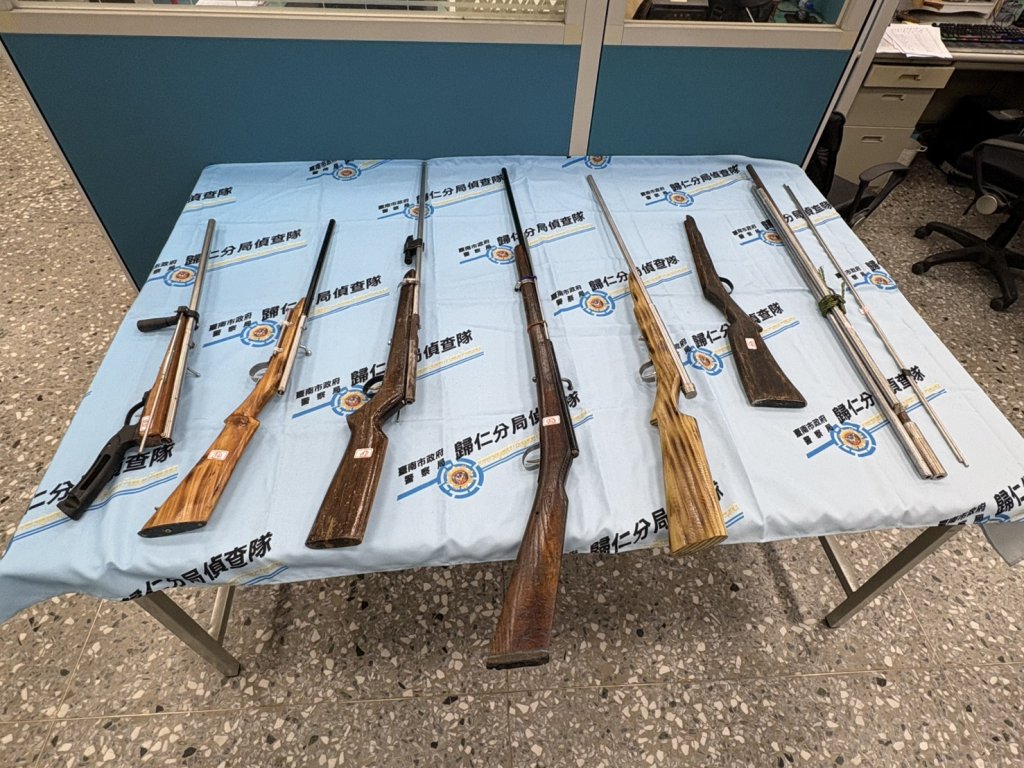 歸仁警大掃蕩！地下兵工廠曝光　6槍+詐團61人一網打盡