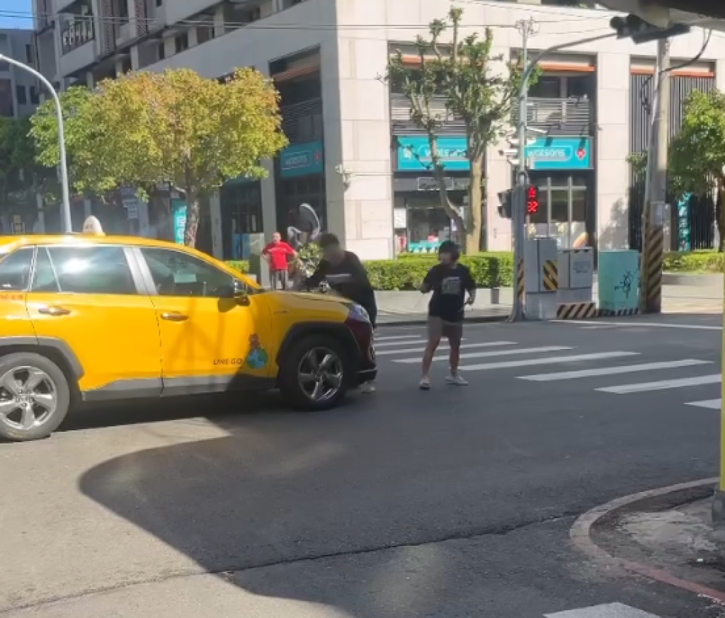 台中失控男攔小黃拍打引擎蓋！　警方將開罰究辦