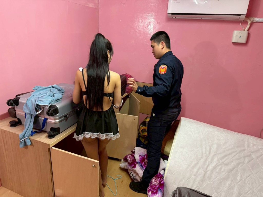 桃園養生館設「密室」藏女僕裝應召女　警攻堅撬門揪出4越南妹