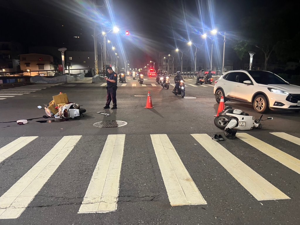 岡山路口兩重機猛撞!女騎士疑闖紅燈釀禍 雙方擦挫傷送醫