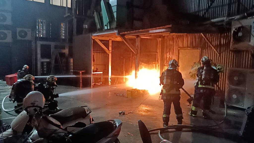 台中日本料理餐廳火警！　5支瓦斯桶著火1名男員工燒傷送醫