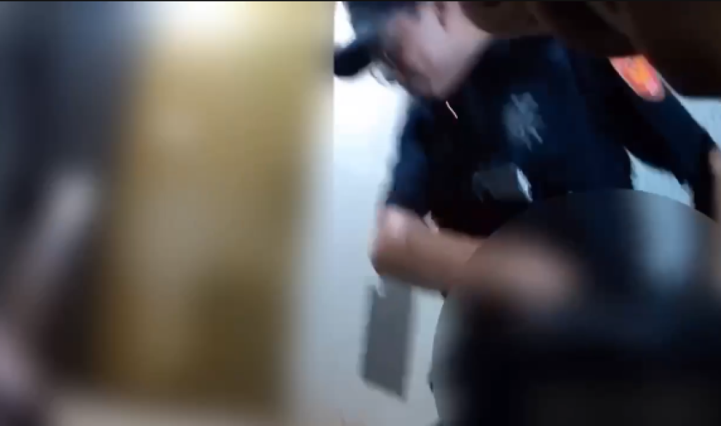 女子醉倒Uber睡成小熊軟糖　女警深夜接手「護送到家」