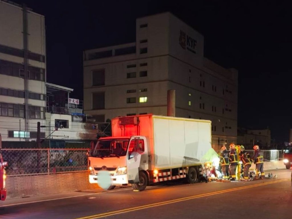 恍神闖禍！鶯歌男駕車猛撞路邊卸貨大貨車　司機當場「斷腿」命危送醫