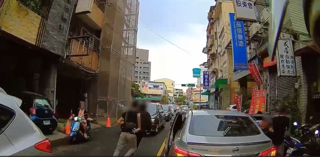 街頭版《實境生存遊戲》！民眾連環喊話指路　警沿線追捕越南移工