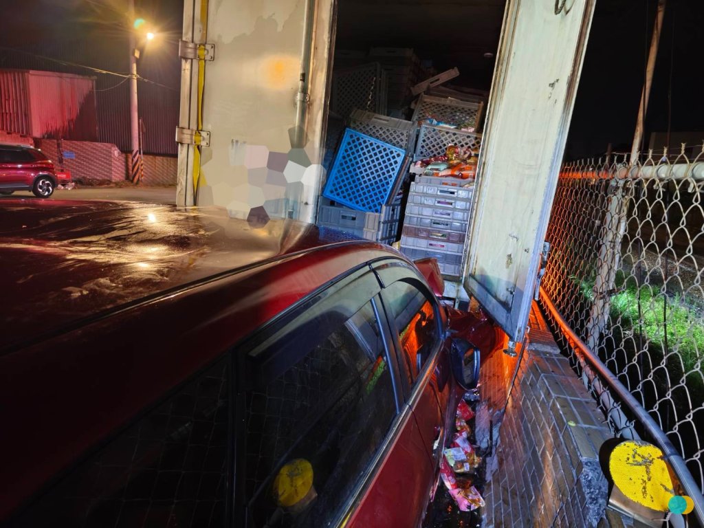  三峽男駕車恍神撞上路邊大貨車　司機左腿粉碎性骨折送醫搶救