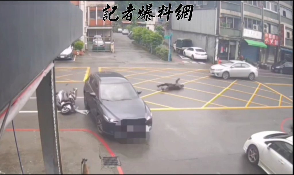 神受身!蘇澳直行機車撞左轉轎車 騎士「人車分離」滑行僅受輕傷