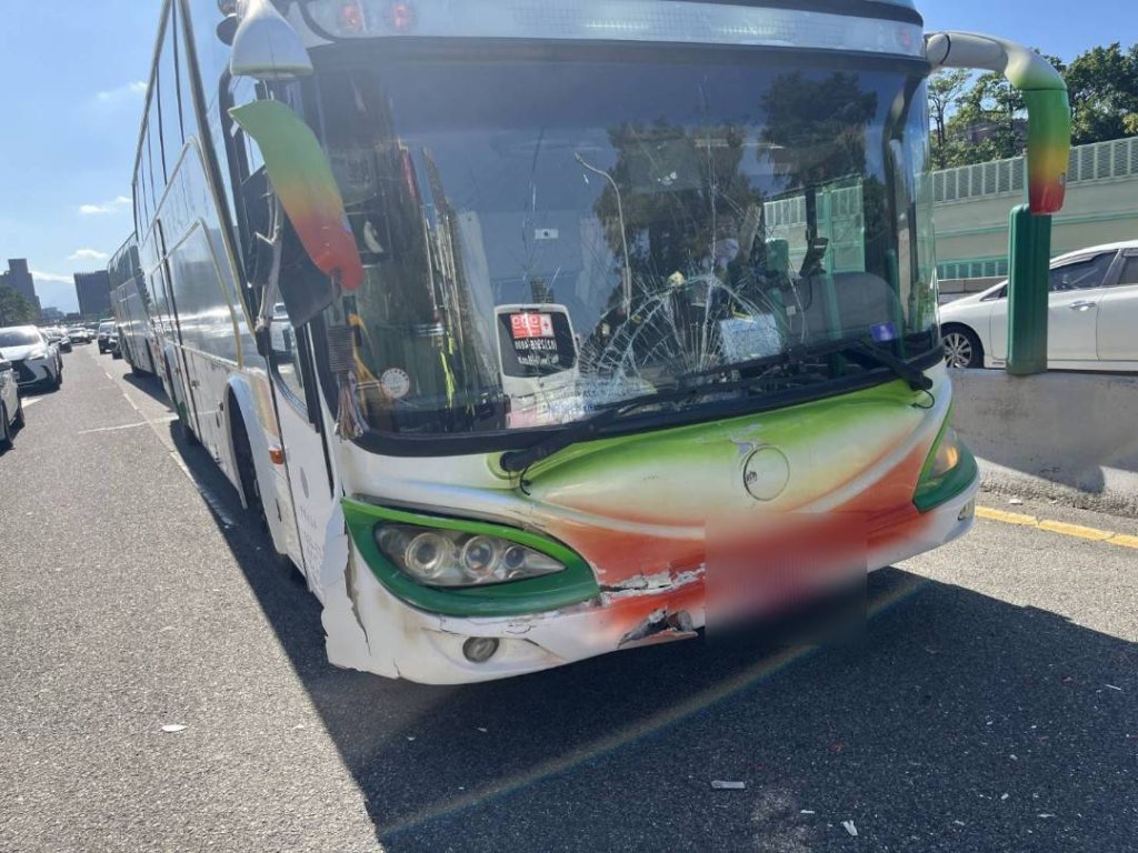 驚險連環撞!北市建國高架救護車「閃車」擦撞奧迪 再遭遊覽車追撞釀3傷