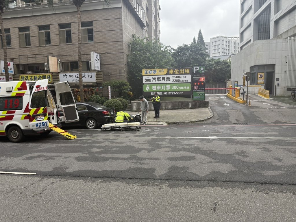 驚悚瞬間曝光！八點檔女星顏曉筠騎車遭撞　連人帶車噴飛慘摔左肩韌帶斷裂