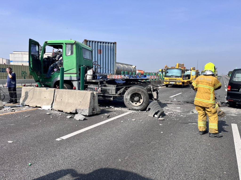 快訊／國1高科段4車追撞！南北雙向大回堵　北上全線封閉、南下僅外側通行